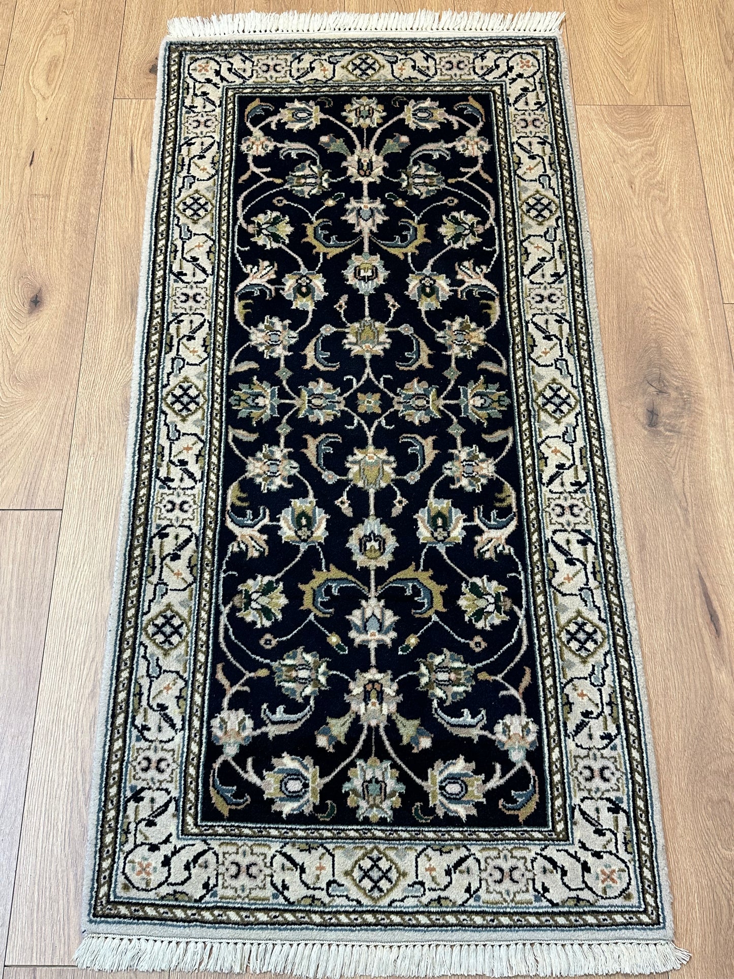 Edler Perser Teppich Nain – Handgeknüpft aus feiner Korkwolle