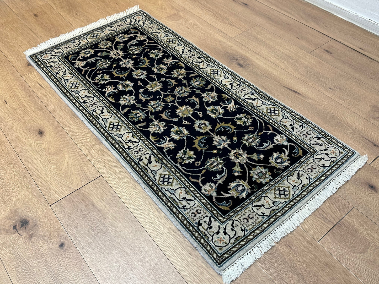 Edler Perser Teppich Nain – Handgeknüpft aus feiner Korkwolle