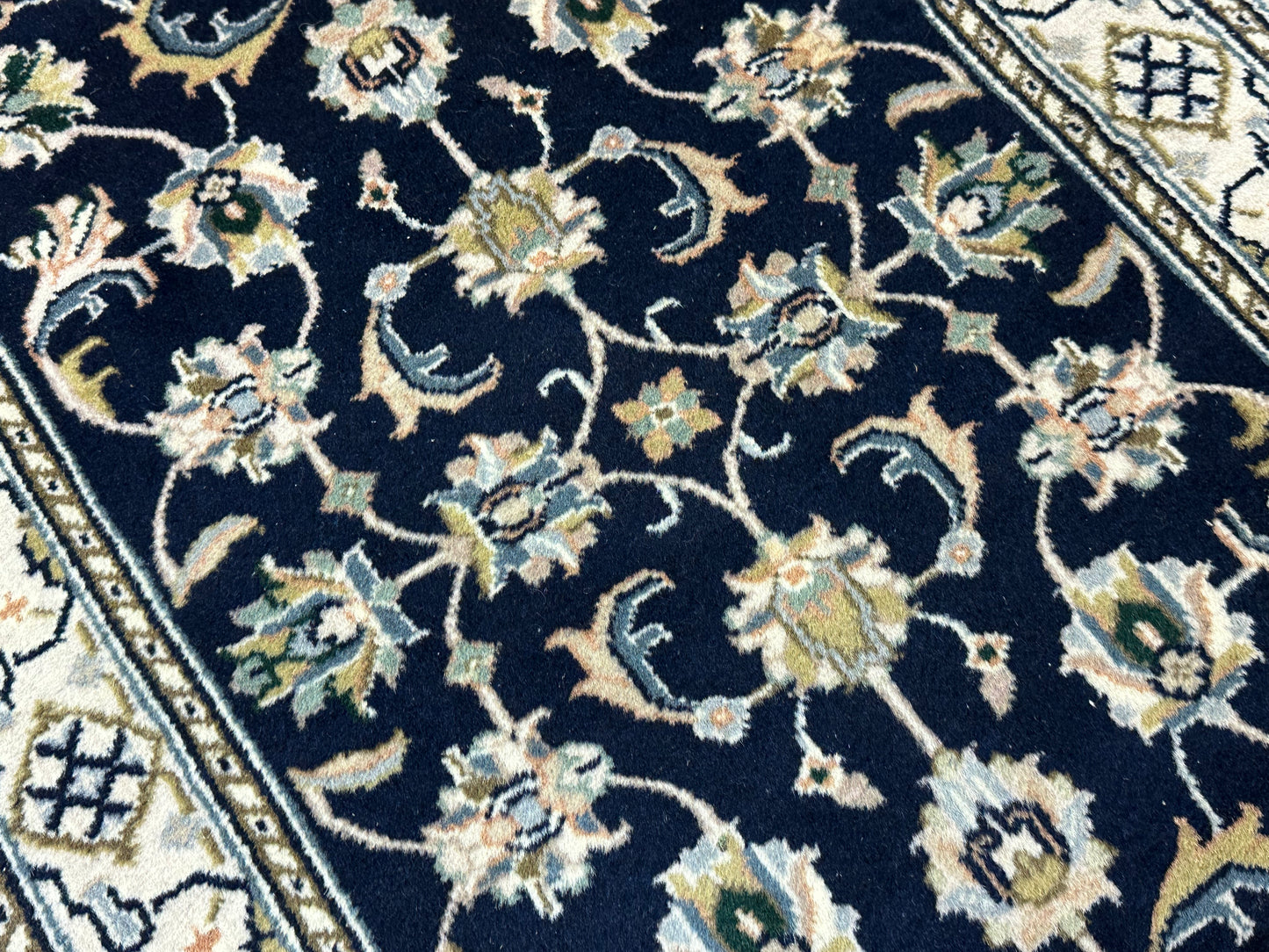 Edler Perser Teppich Nain – Handgeknüpft aus feiner Korkwolle