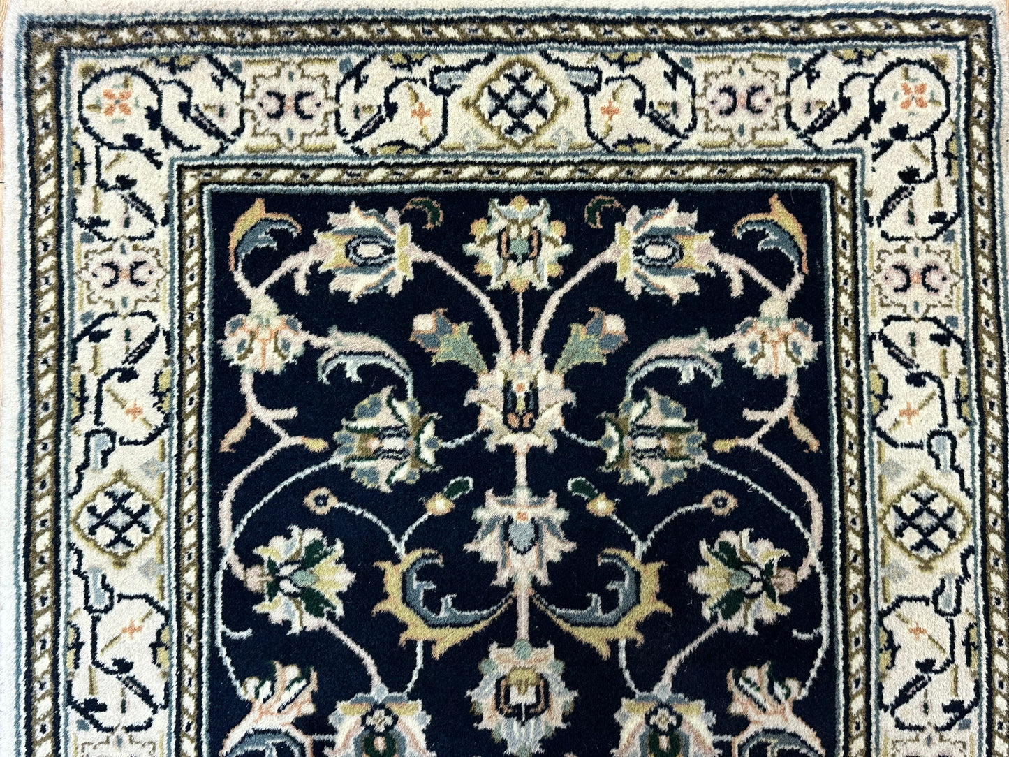 Edler Perser Teppich Nain – Handgeknüpft aus feiner Korkwolle