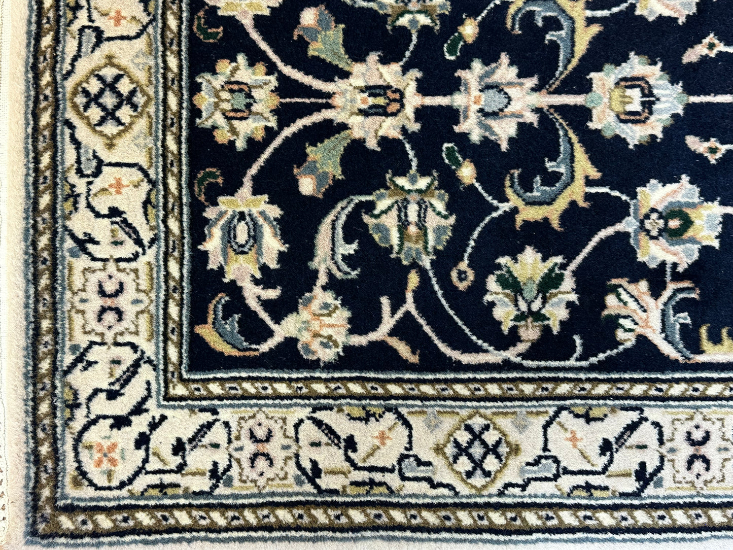 Edler Perser Teppich Nain – Handgeknüpft aus feiner Korkwolle