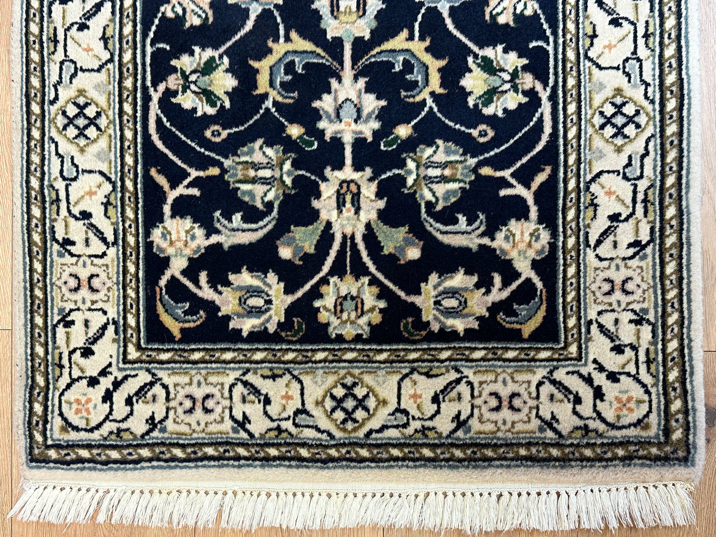 Edler Perser Teppich Nain – Handgeknüpft aus feiner Korkwolle