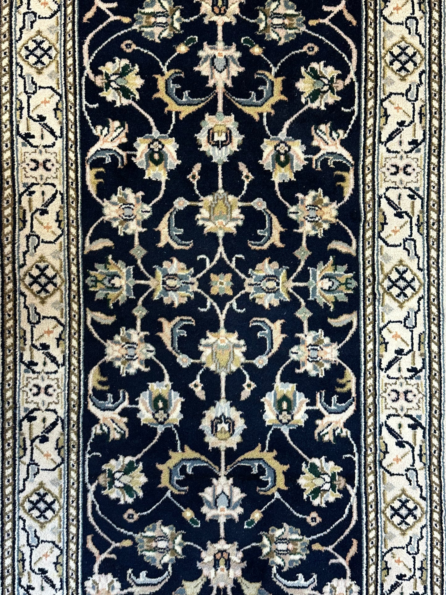 Edler Perser Teppich Nain – Handgeknüpft aus feiner Korkwolle