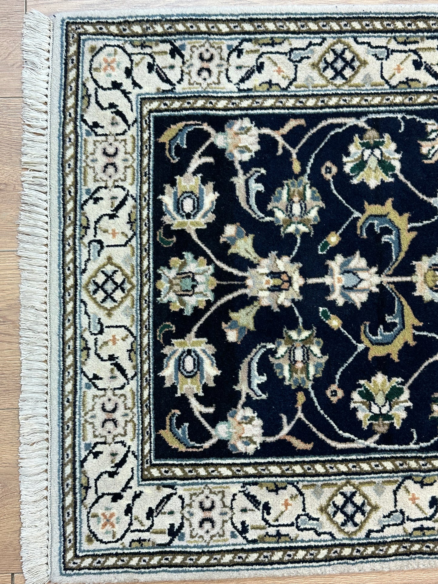 Edler Perser Teppich Nain – Handgeknüpft aus feiner Korkwolle