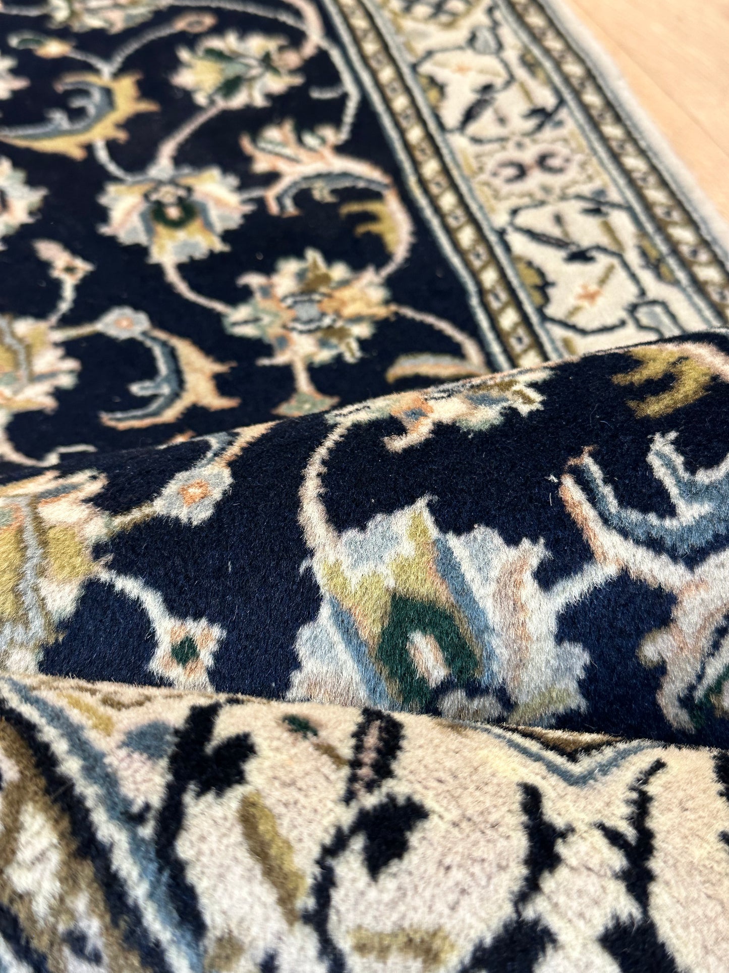 Edler Perser Teppich Nain – Handgeknüpft aus feiner Korkwolle