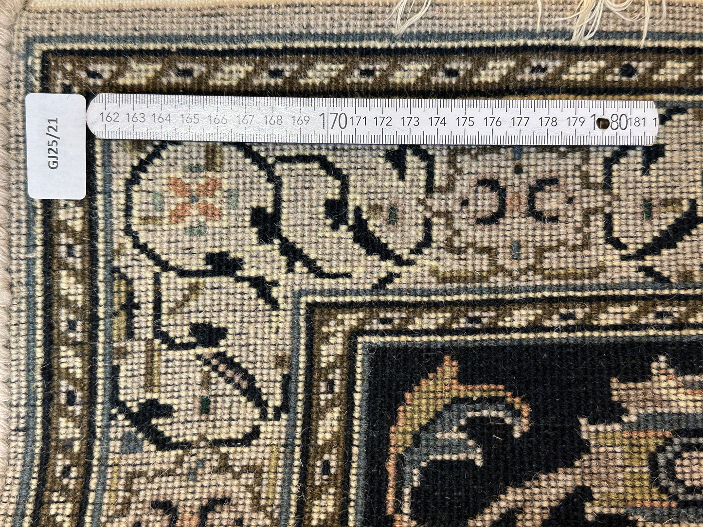 Edler Perser Teppich Nain – Handgeknüpft aus feiner Korkwolle