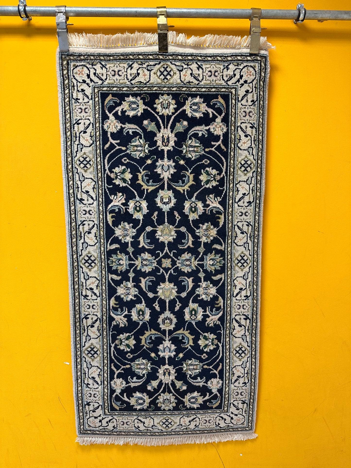 Edler Perser Teppich Nain – Handgeknüpft aus feiner Korkwolle