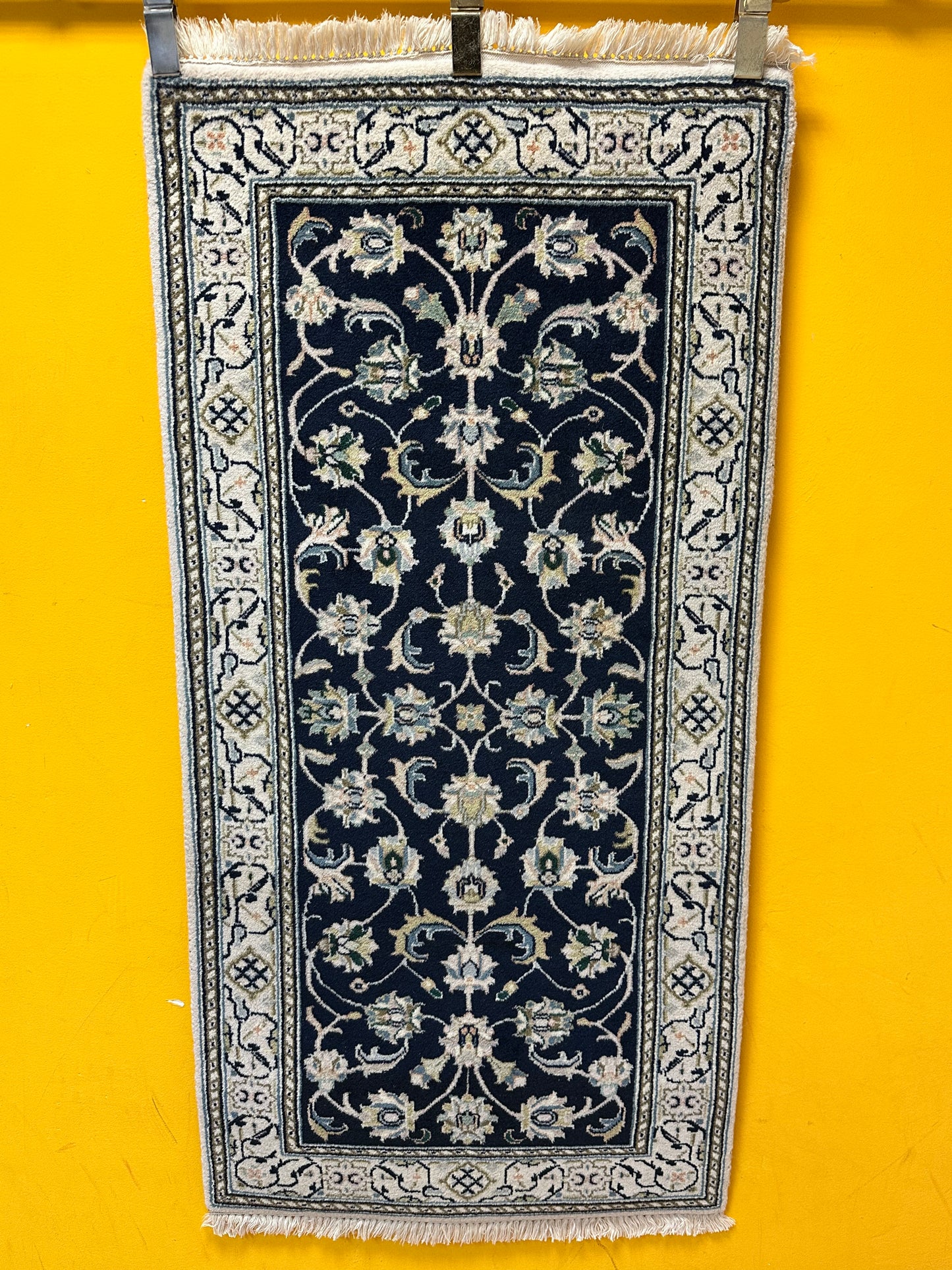 Edler Perser Teppich Nain – Handgeknüpft aus feiner Korkwolle