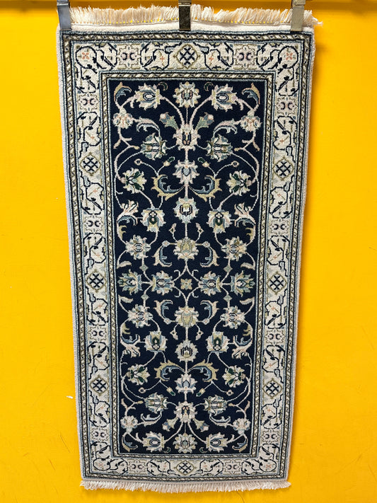 Edler Perser Teppich Nain – Handgeknüpft aus feiner Korkwolle