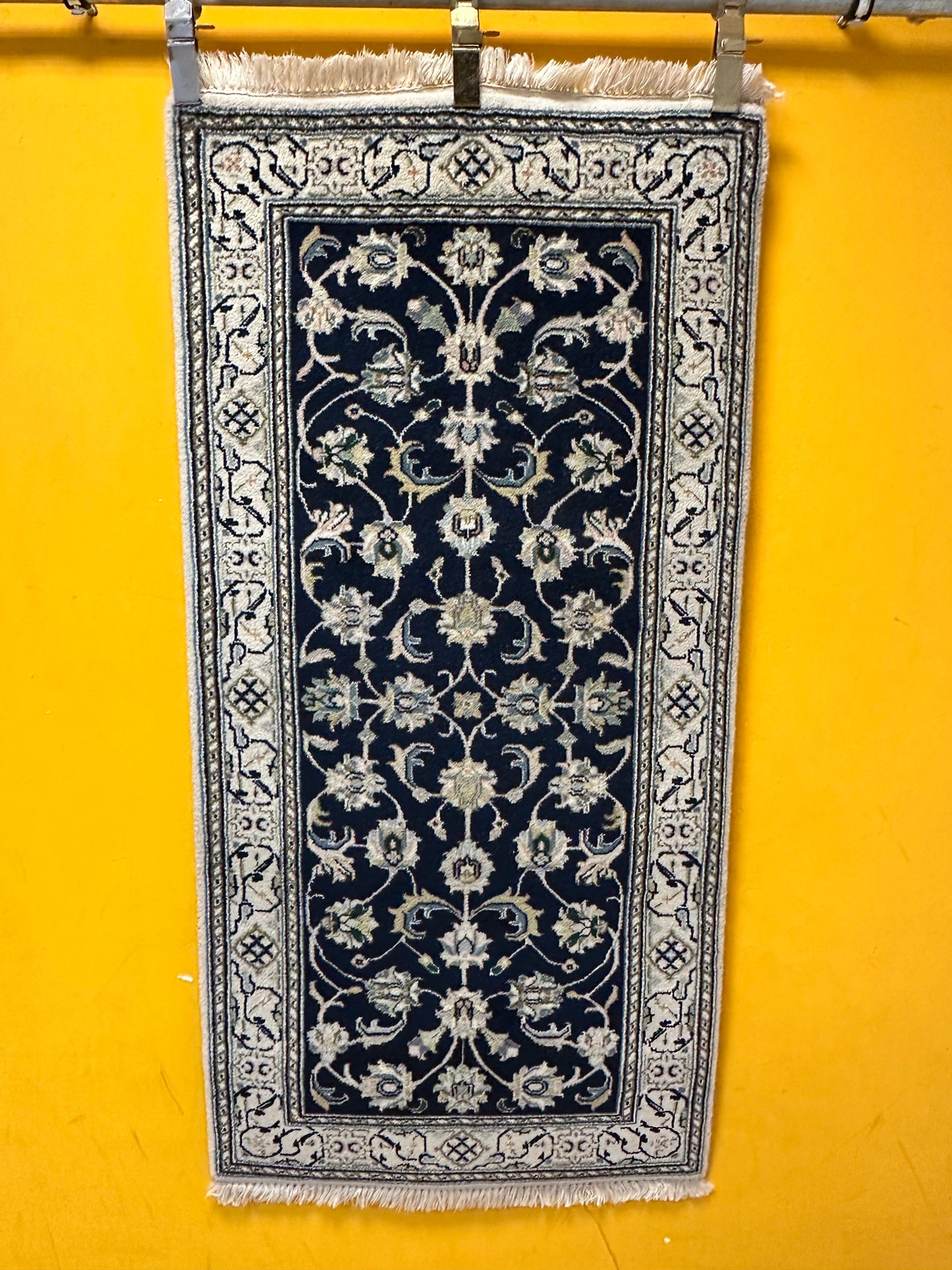 Edler Perser Teppich Nain – Handgeknüpft aus feiner Korkwolle