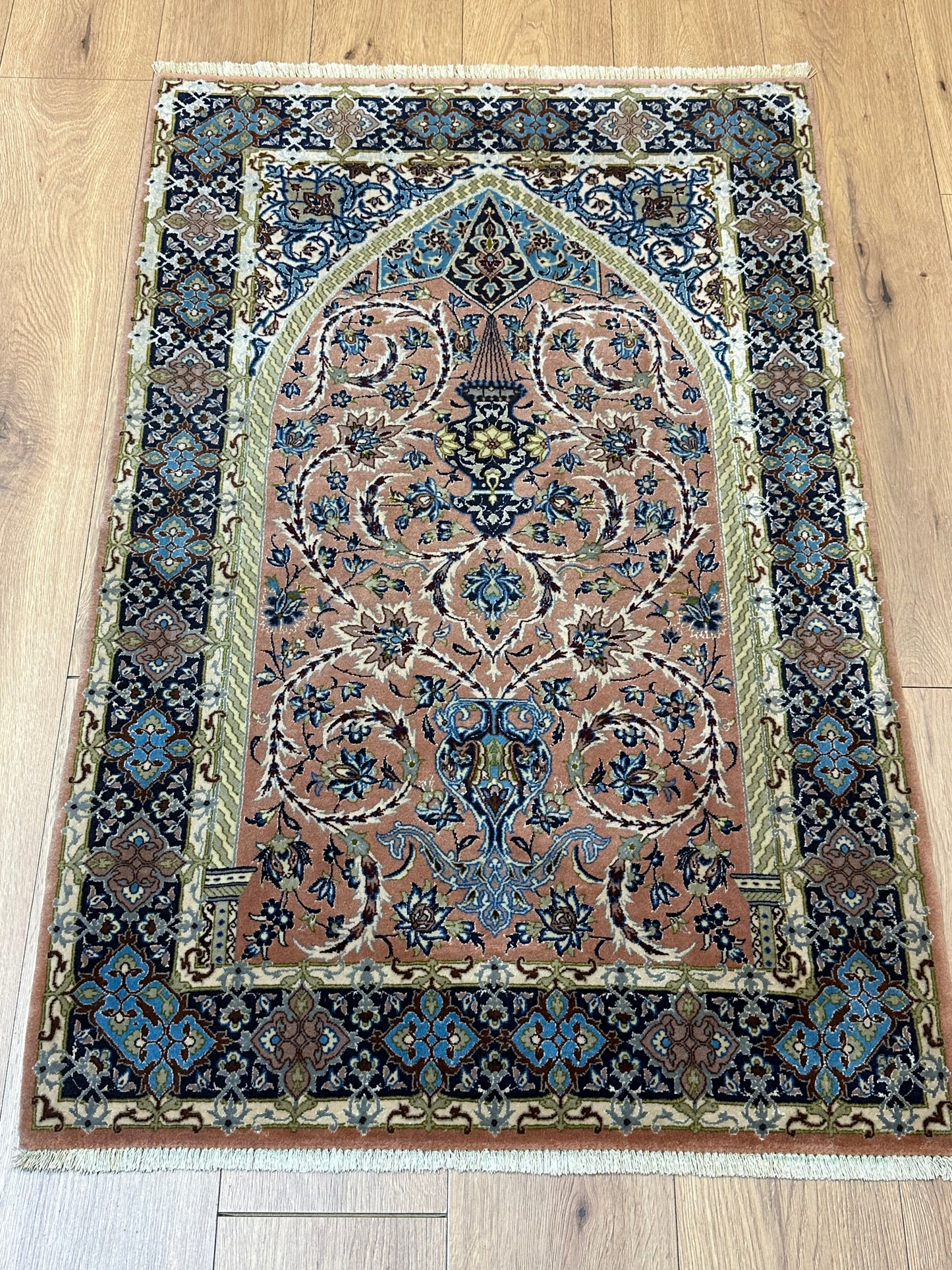Perser Teppich Isfahan Handgeknüpft aus Korkwolle Seide auf Seide 126x82