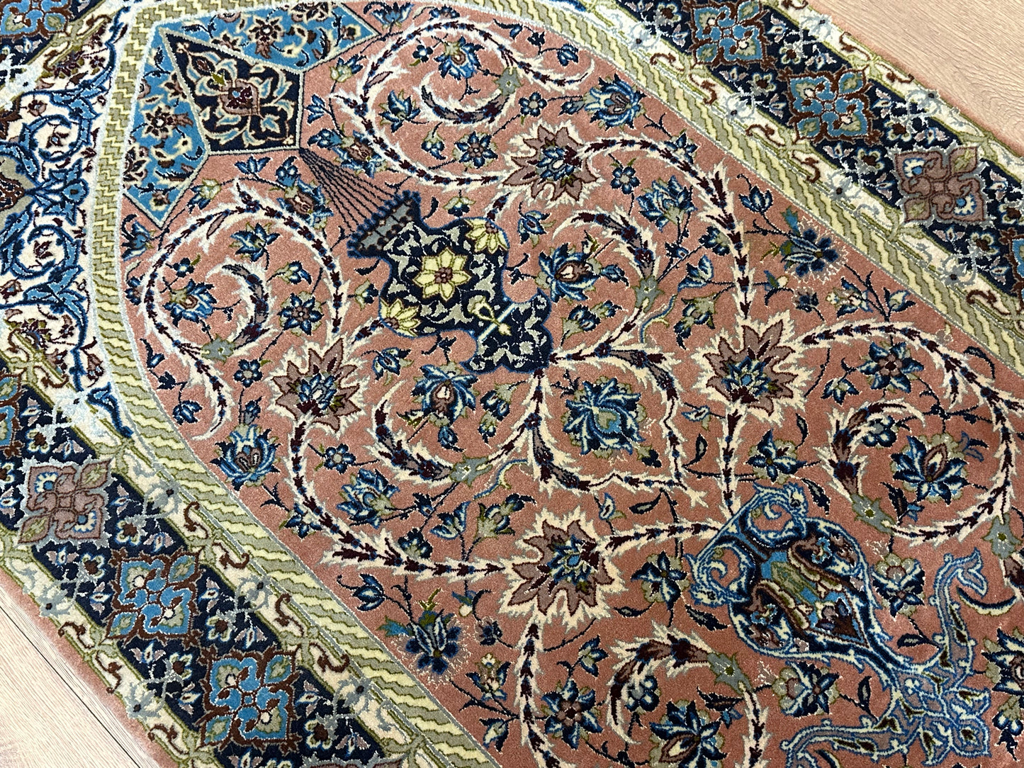 Perser Teppich Isfahan Handgeknüpft aus Korkwolle Seide auf Seide 126x82