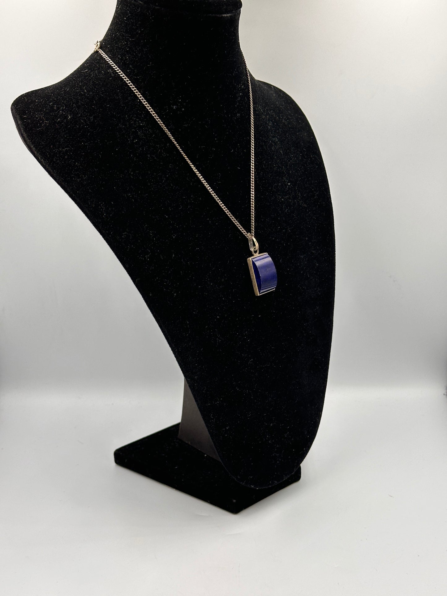 Elegante Silberhalskette mit Lapis-Lazuli-Anhänger