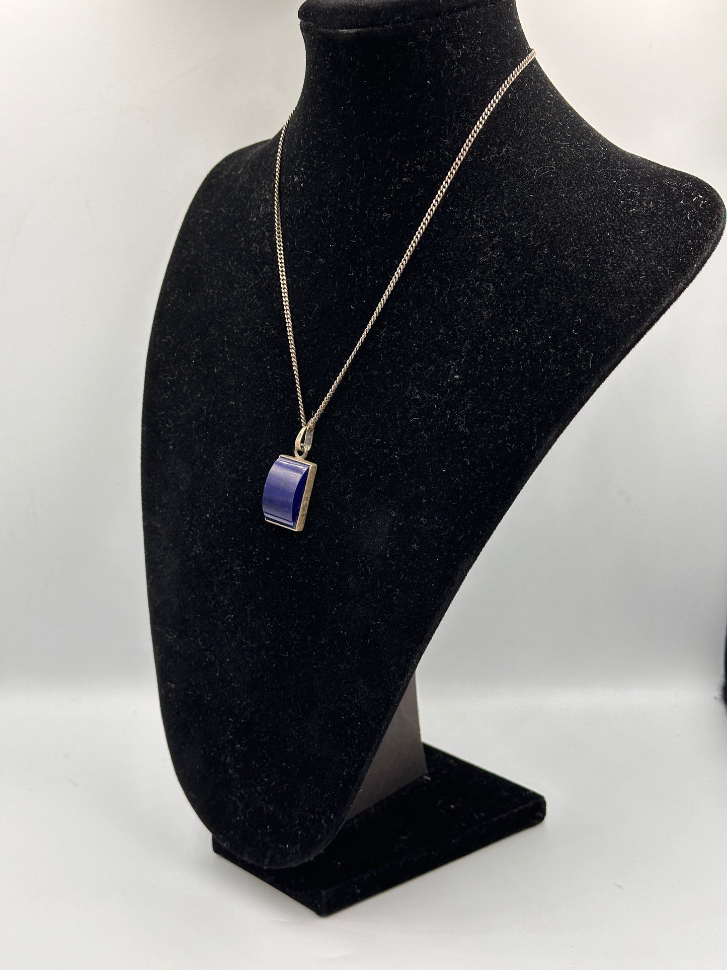 Elegante Silberhalskette mit Lapis-Lazuli-Anhänger