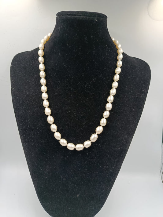 Elegantes Vintage-Perlen-Collier mit Silberverschluss