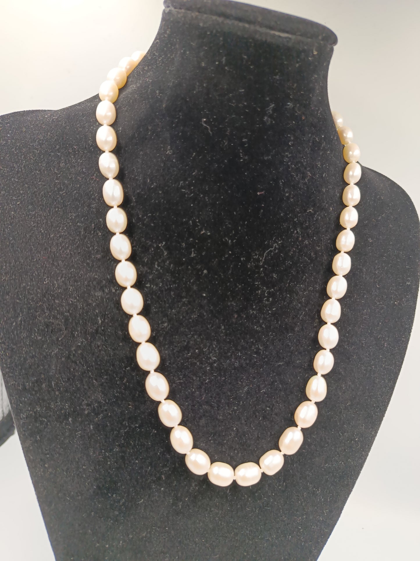 Elegantes Vintage-Perlen-Collier mit Silberverschluss