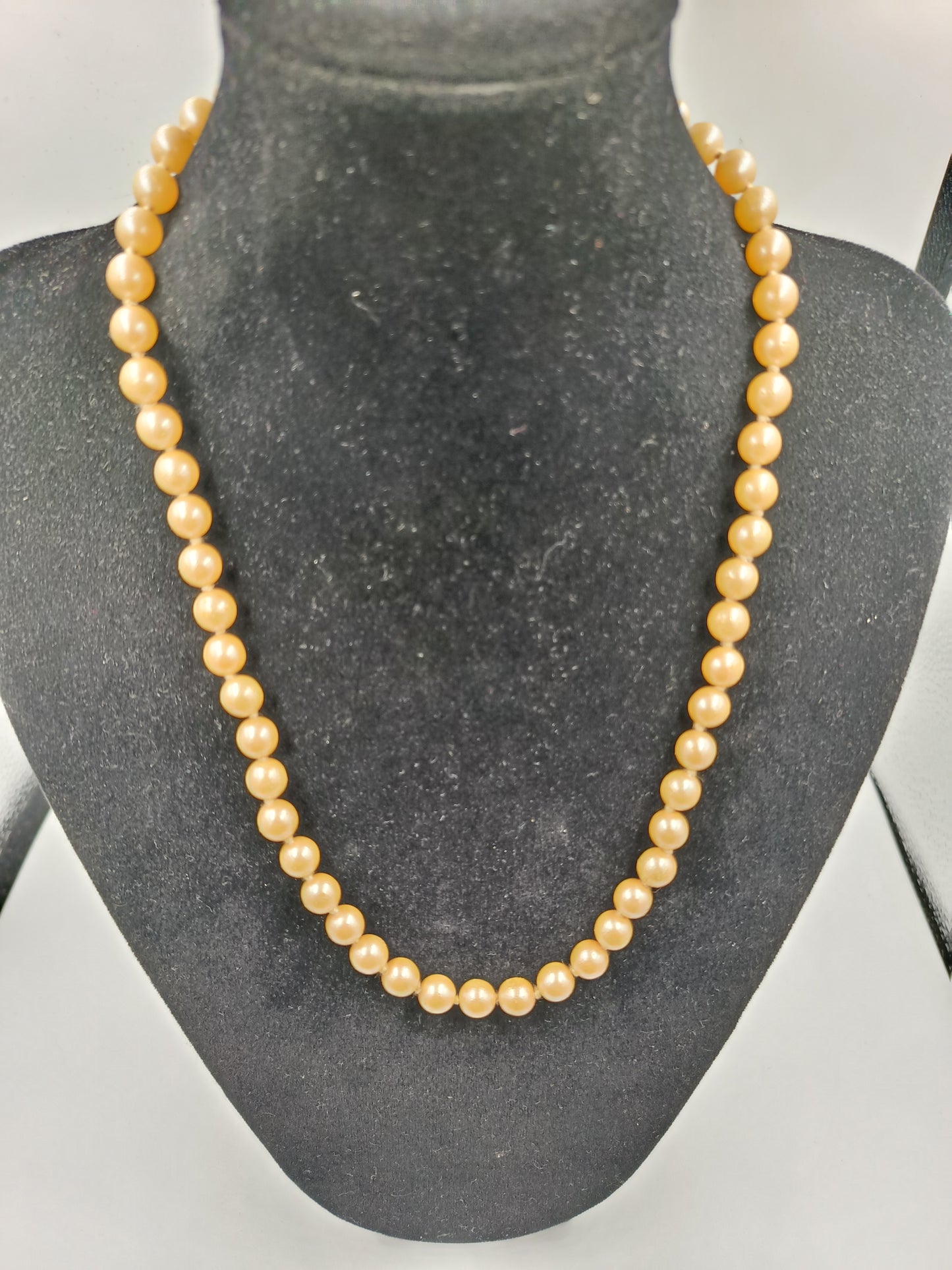 Elegantes Collier mit goldschimmernden Perlen und Vintage-Schließe