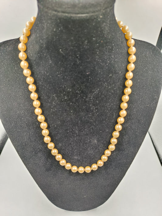 Elegantes Collier mit goldschimmernden Perlen und Vintage-Schließe