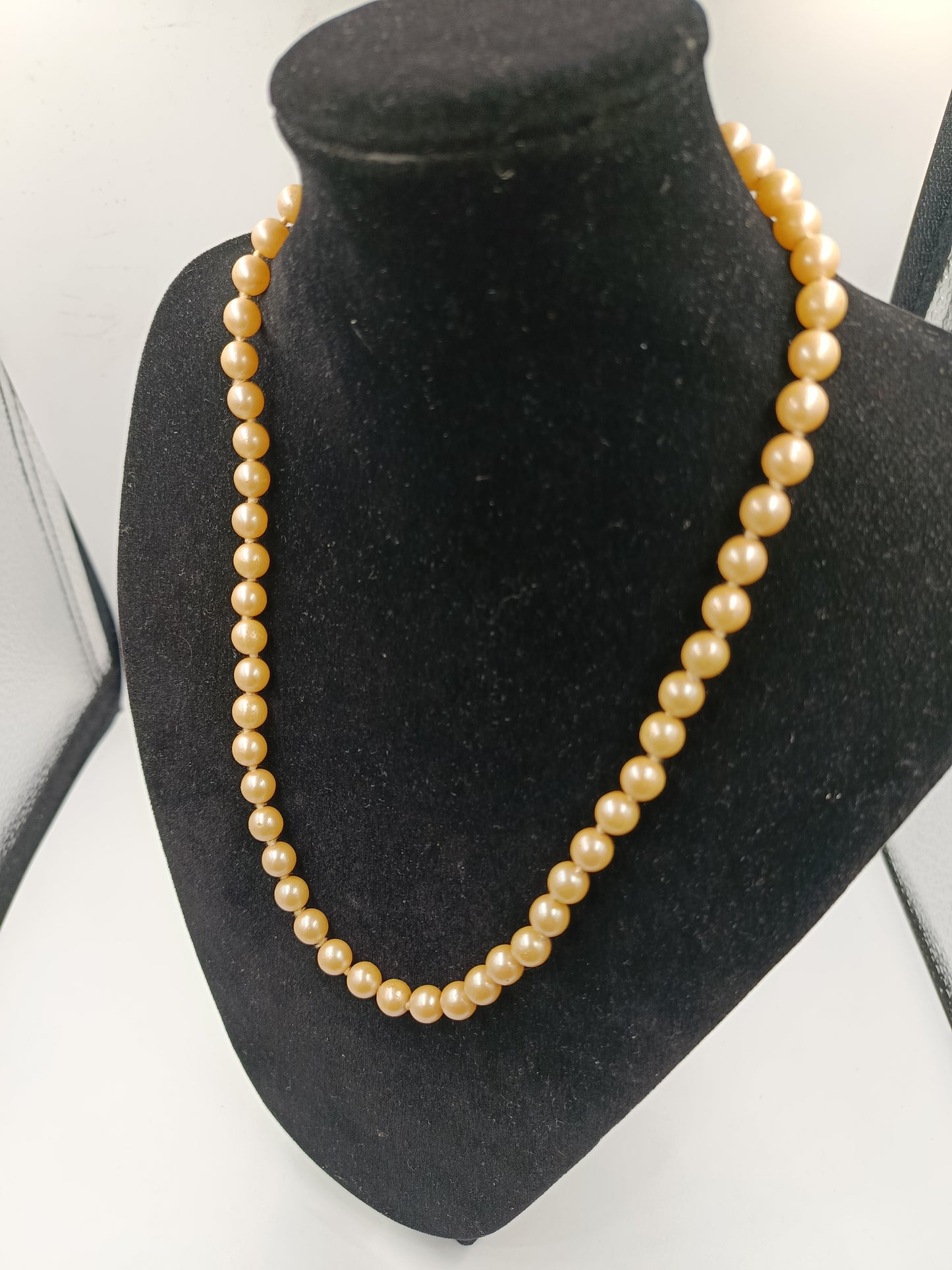 Elegantes Collier mit goldschimmernden Perlen und Vintage-Schließe