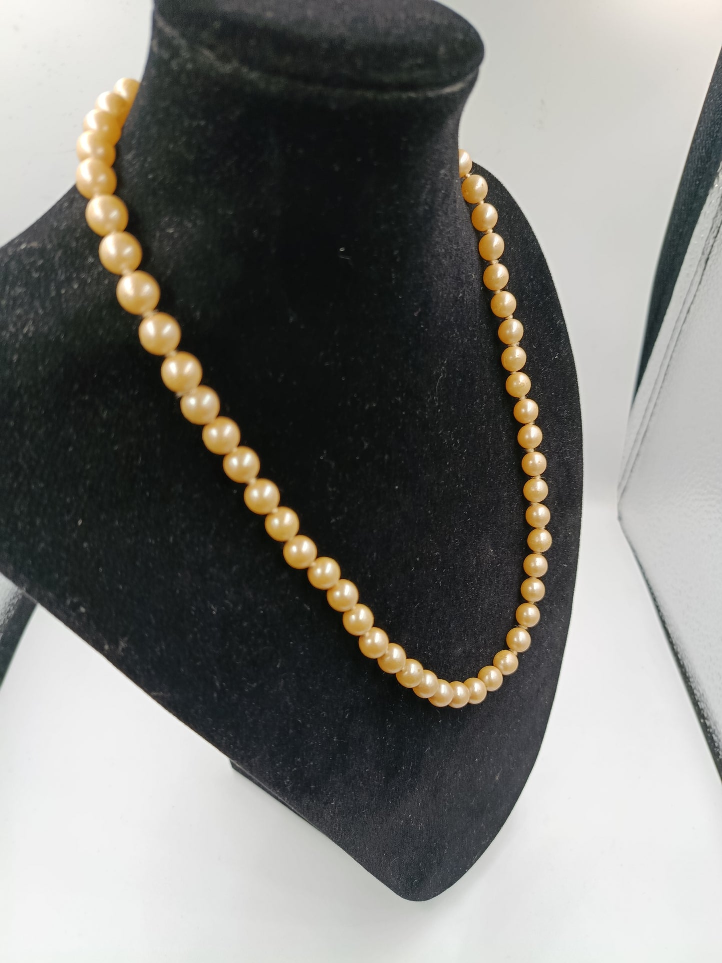 Elegantes Collier mit goldschimmernden Perlen und Vintage-Schließe