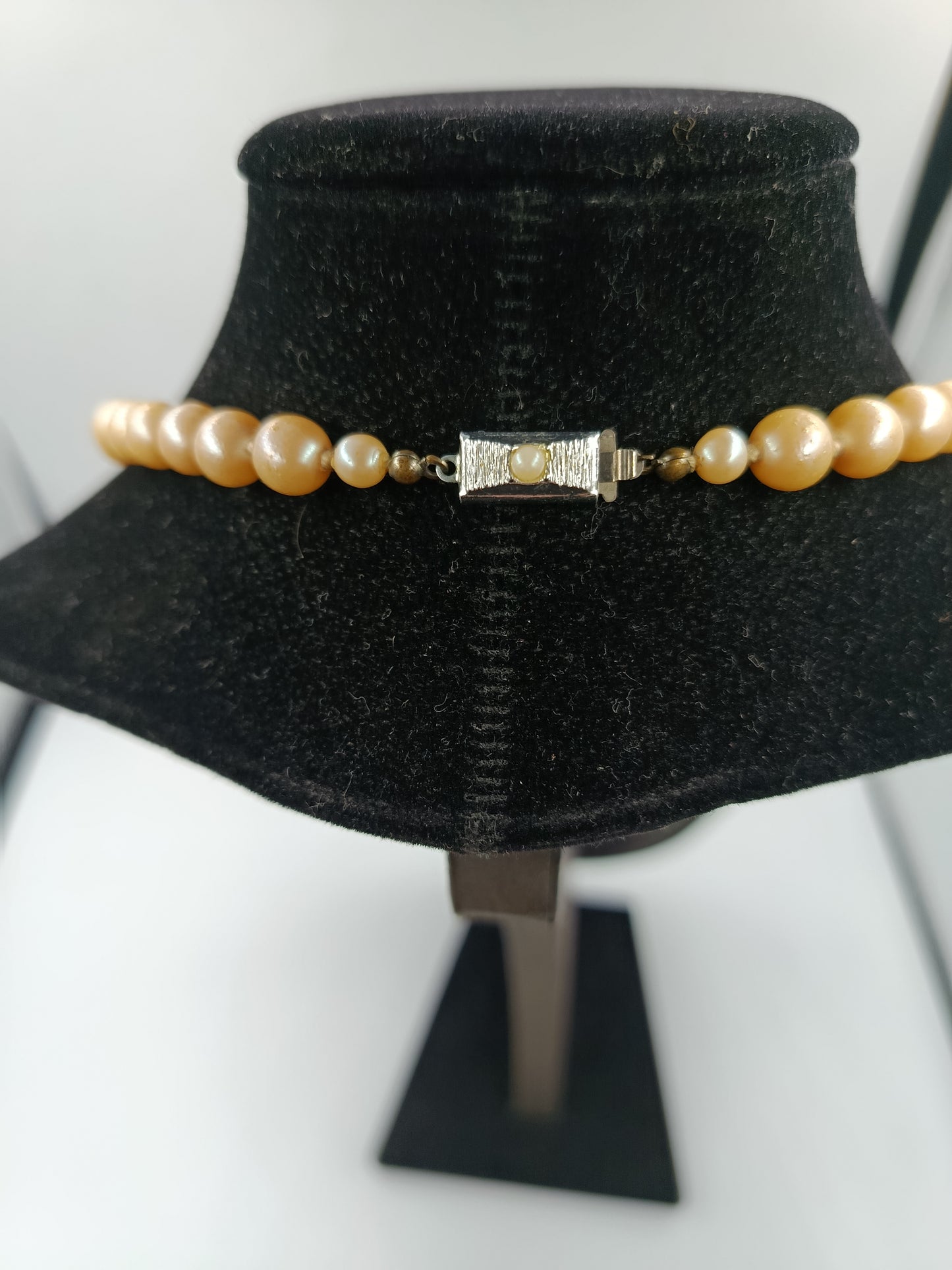 Elegantes Collier mit goldschimmernden Perlen und Vintage-Schließe