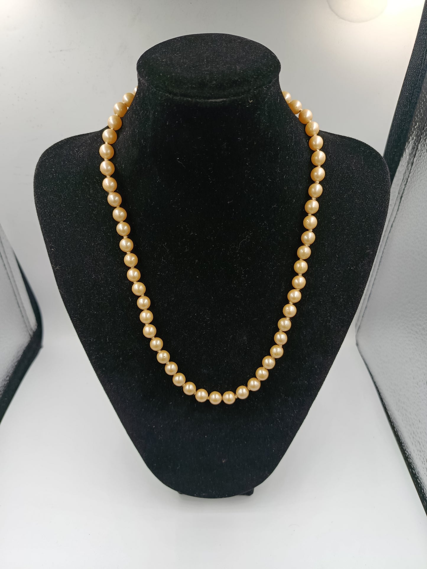 Elegantes Collier mit goldschimmernden Perlen und Vintage-Schließe