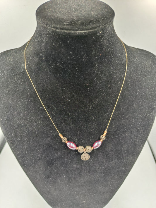 Feines Collier mit roten Glasperlen und filigranem Anhänger