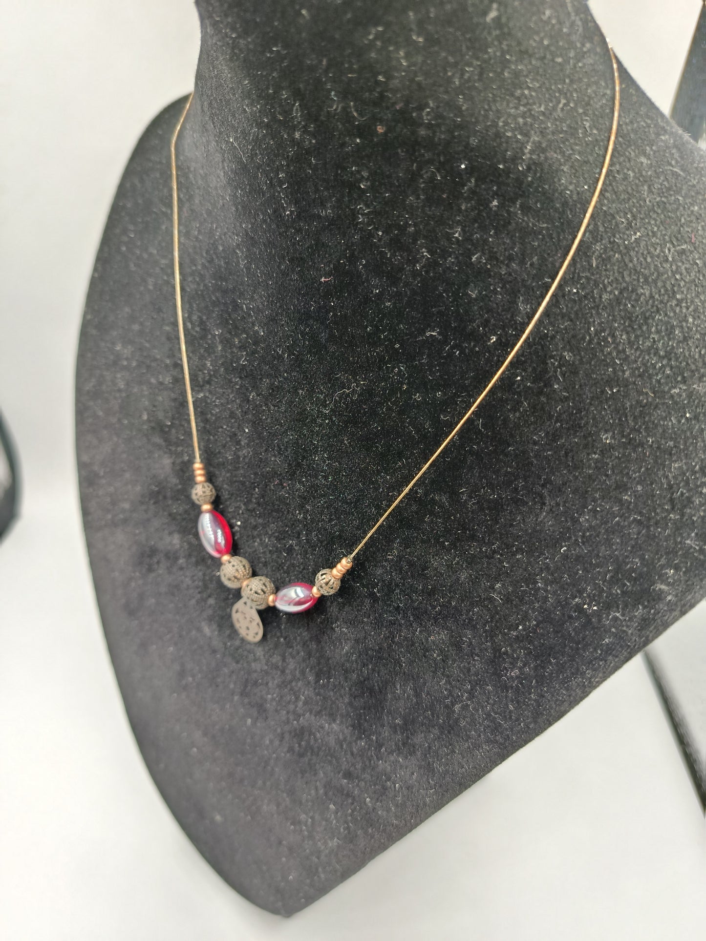 Feines Collier mit roten Glasperlen und filigranem Anhänger