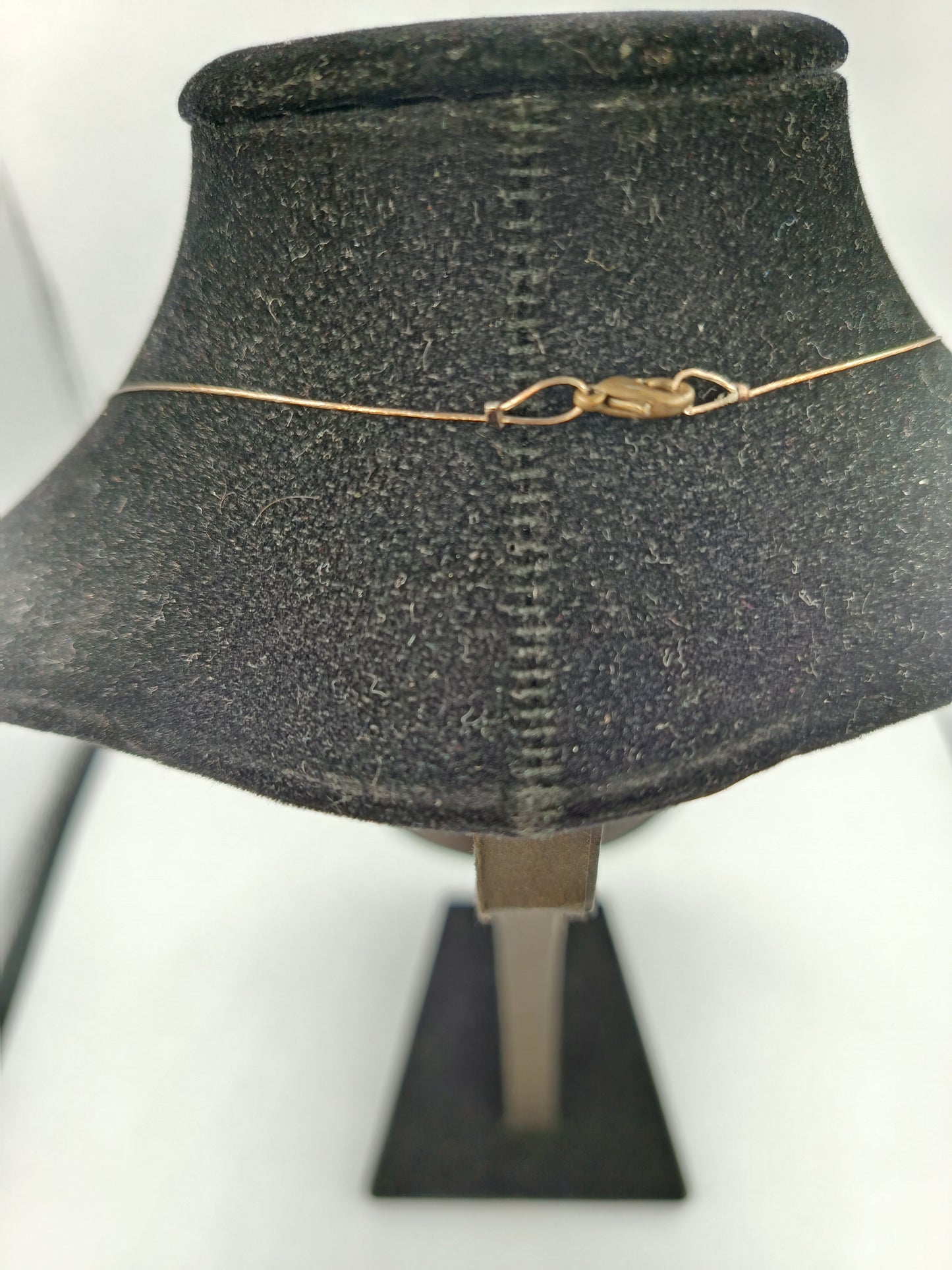 Feines Collier mit roten Glasperlen und filigranem Anhänger