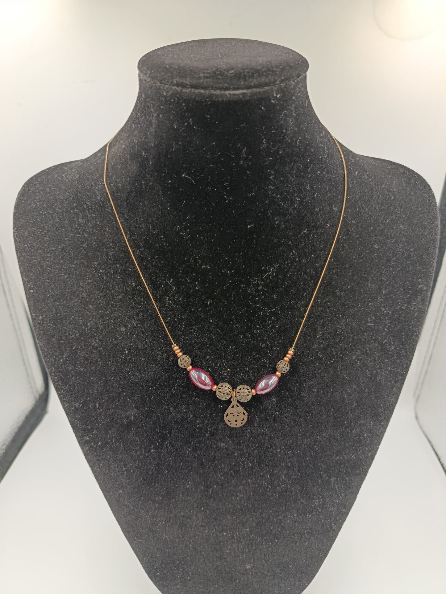 Feines Collier mit roten Glasperlen und filigranem Anhänger