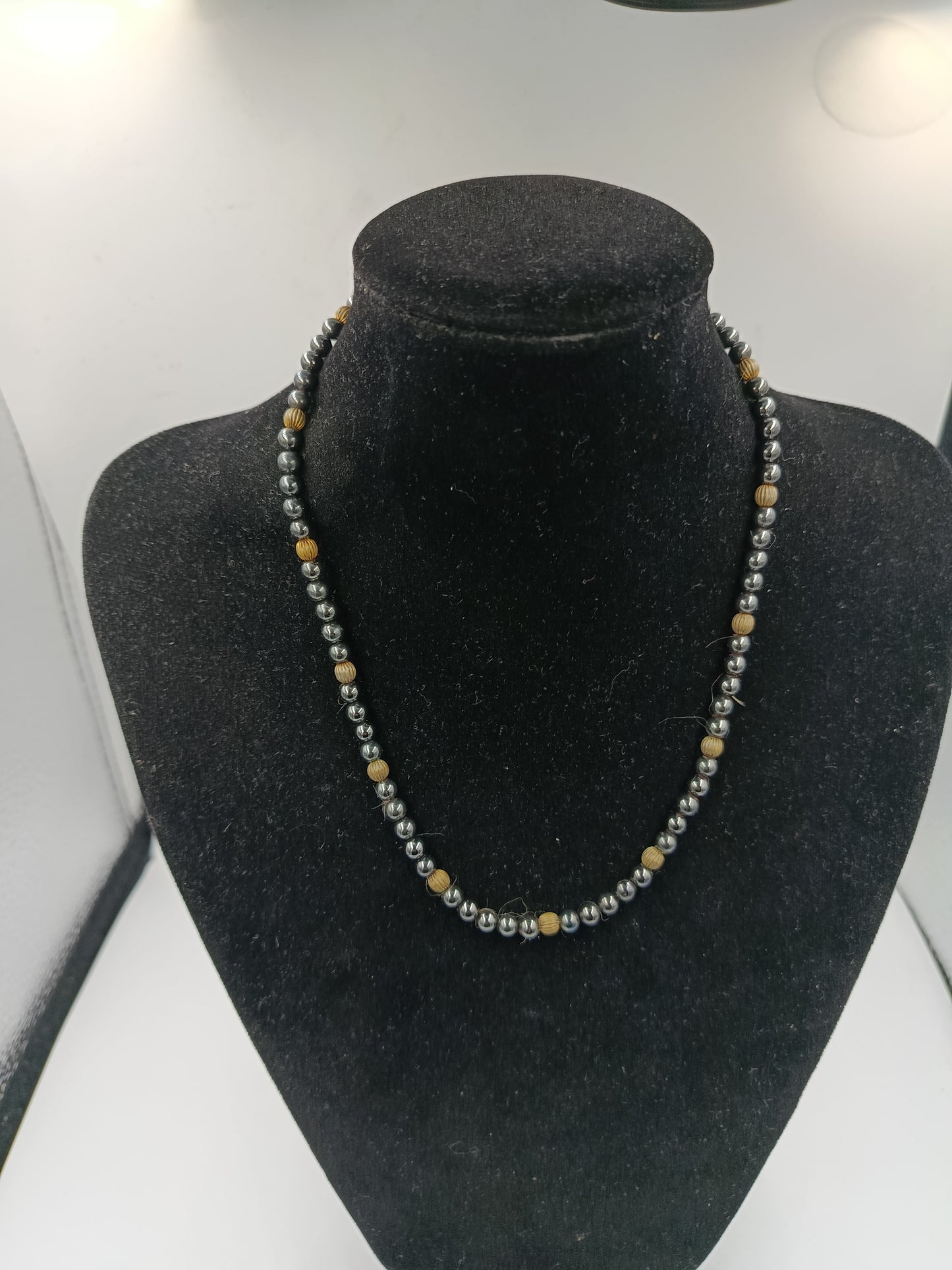 Stilvolles Collier mit Hämatit-Optik und goldfarbenen Akzenten