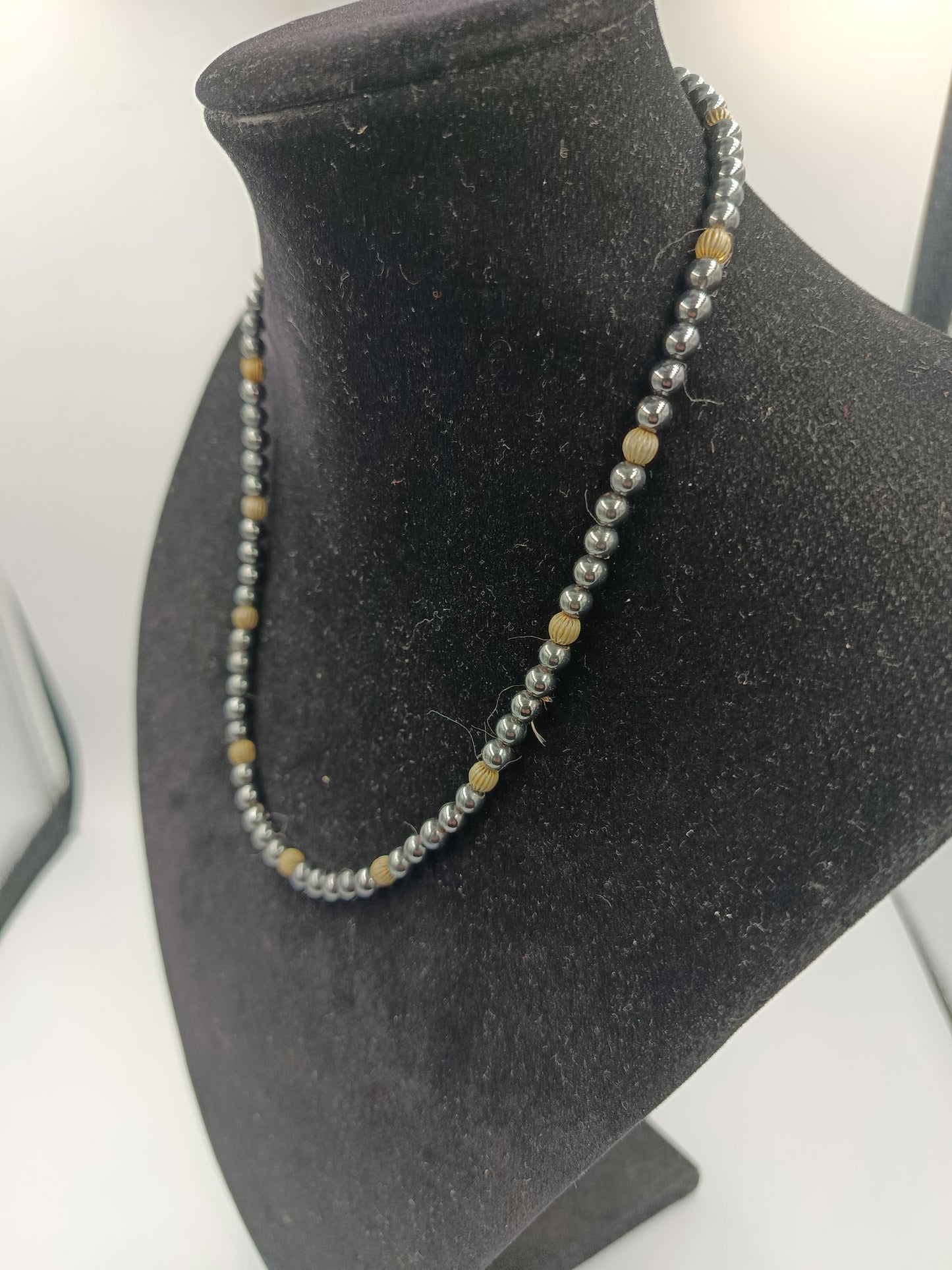 Stilvolles Collier mit Hämatit-Optik und goldfarbenen Akzenten