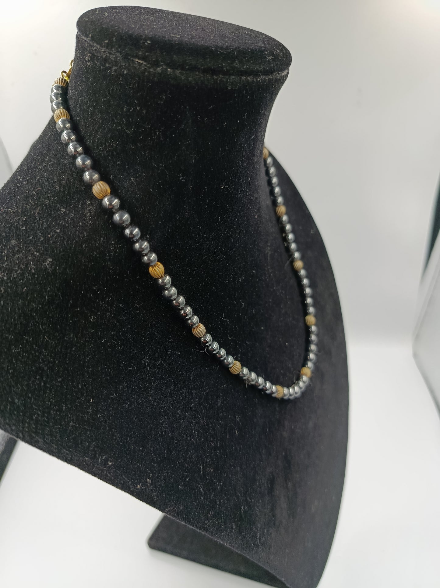 Stilvolles Collier mit Hämatit-Optik und goldfarbenen Akzenten