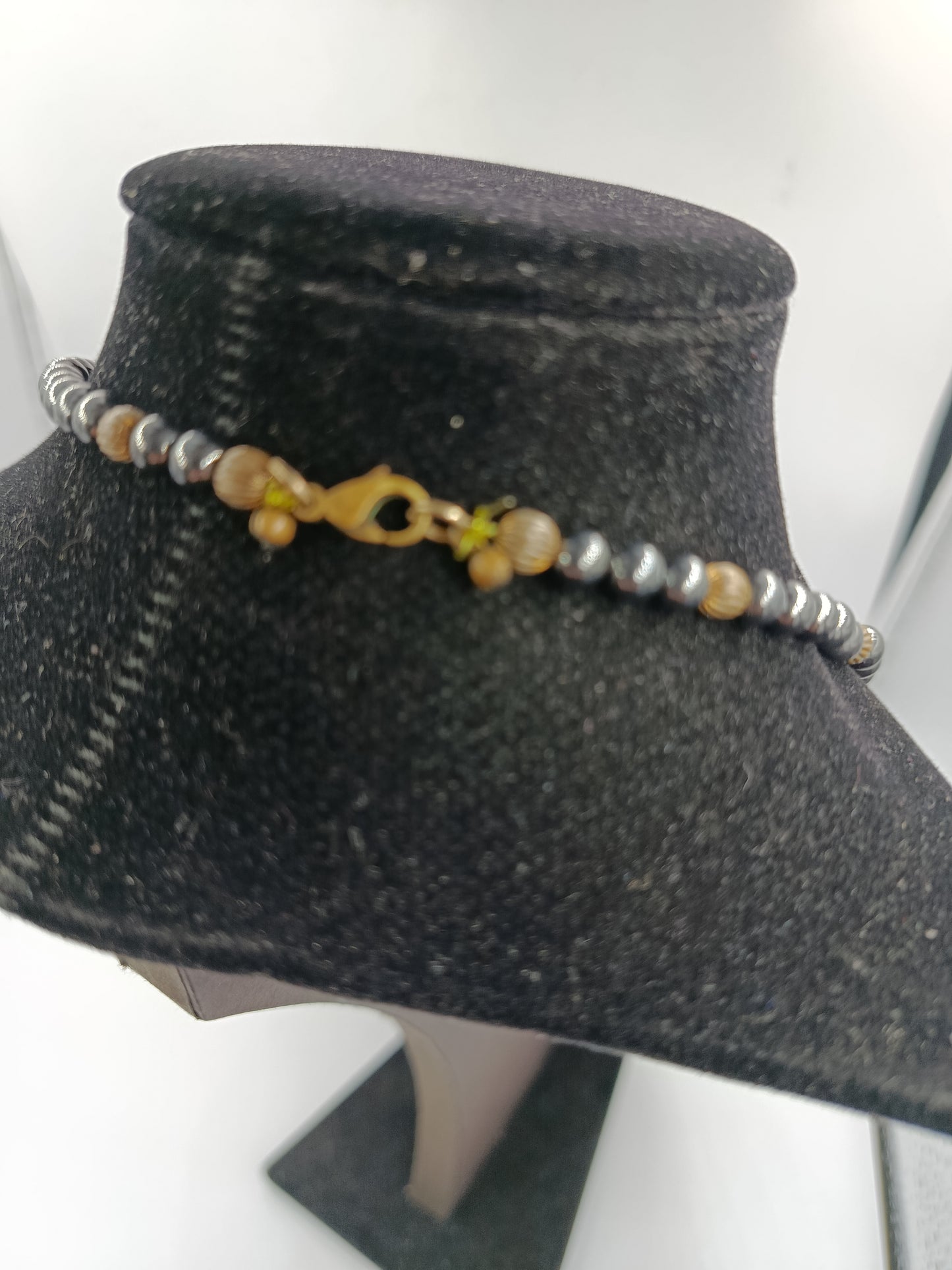 Stilvolles Collier mit Hämatit-Optik und goldfarbenen Akzenten