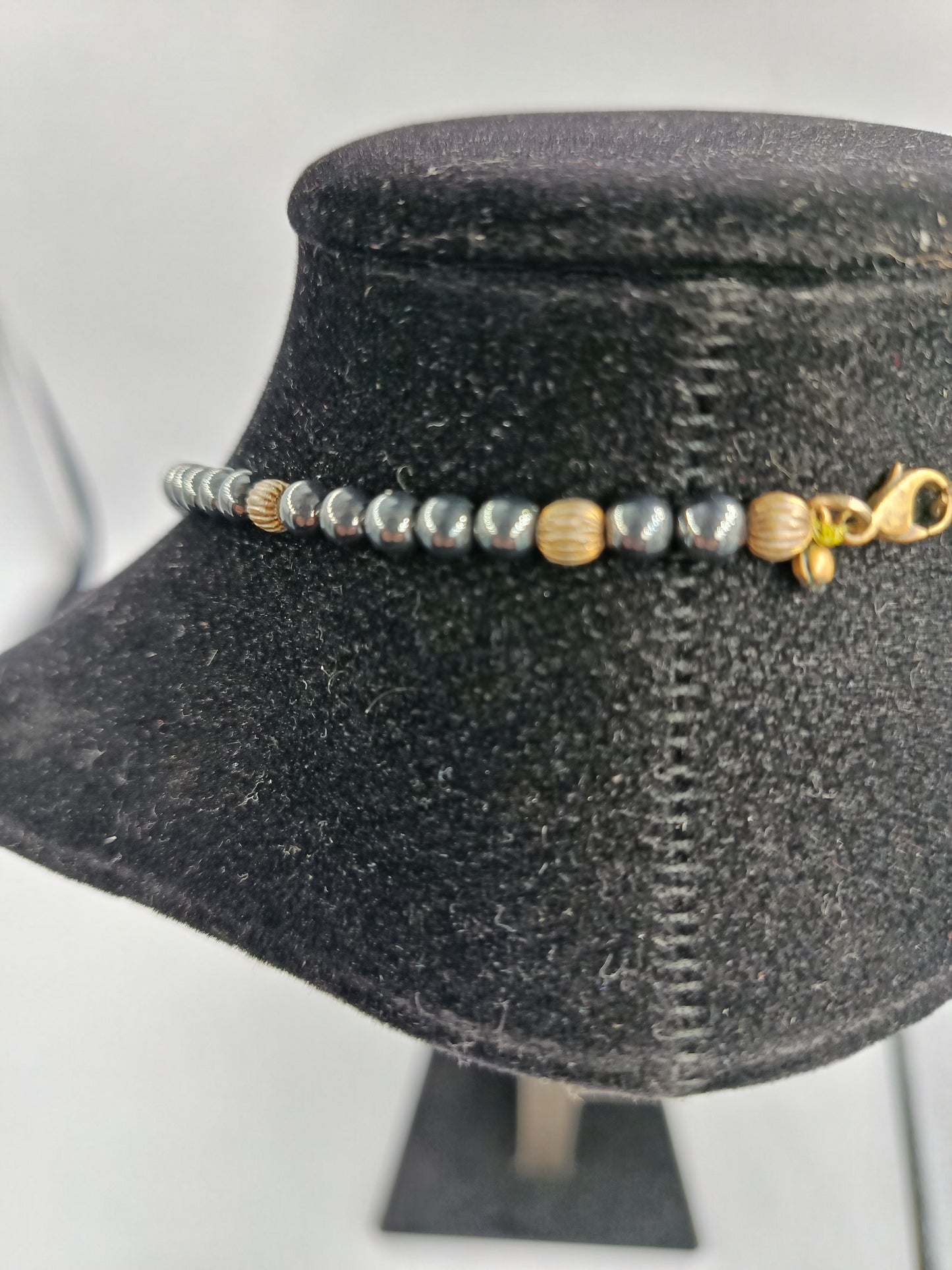 Stilvolles Collier mit Hämatit-Optik und goldfarbenen Akzenten