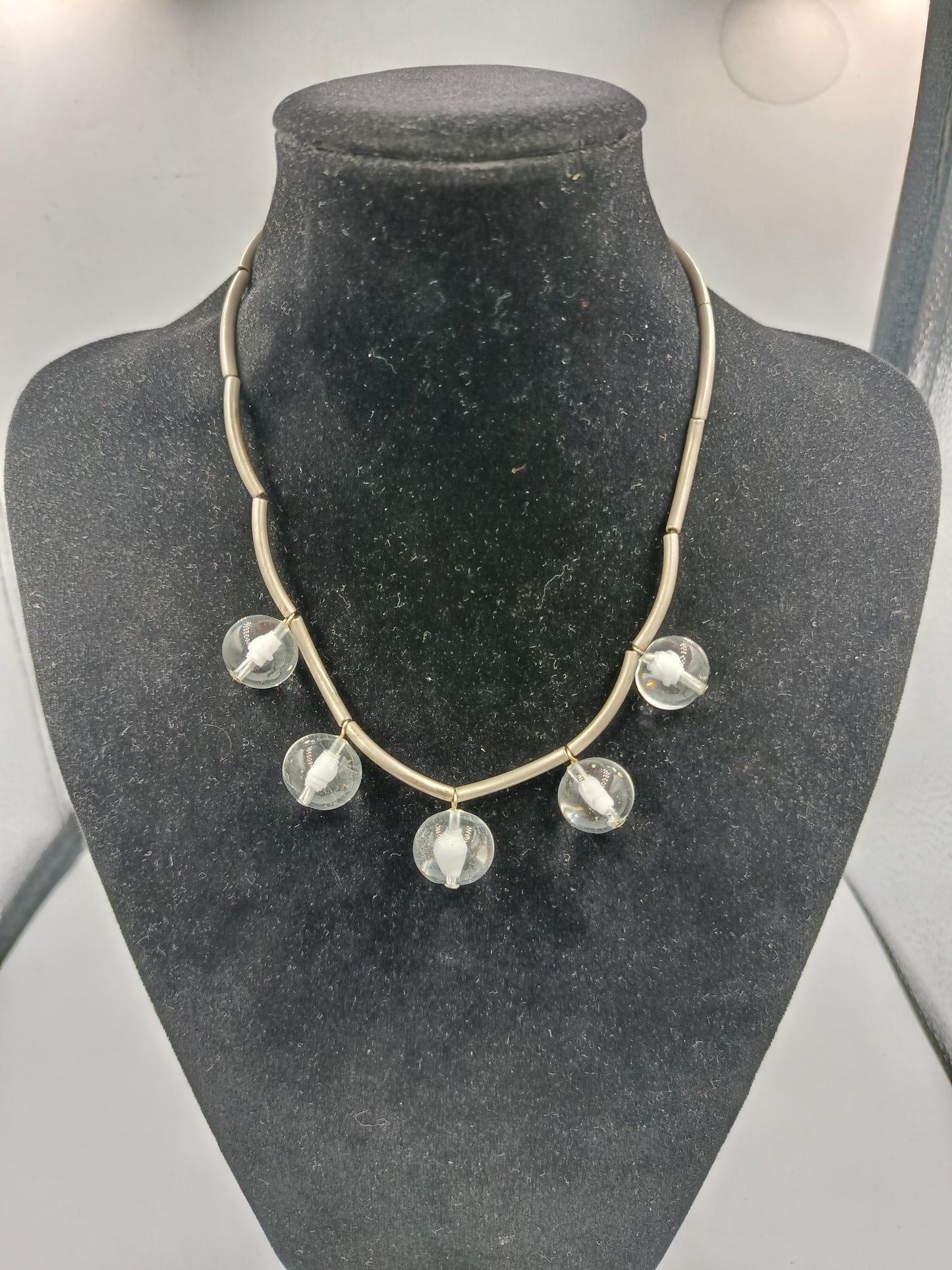 Exquisites Collier mit Murano-Glasperlen und modernem Design