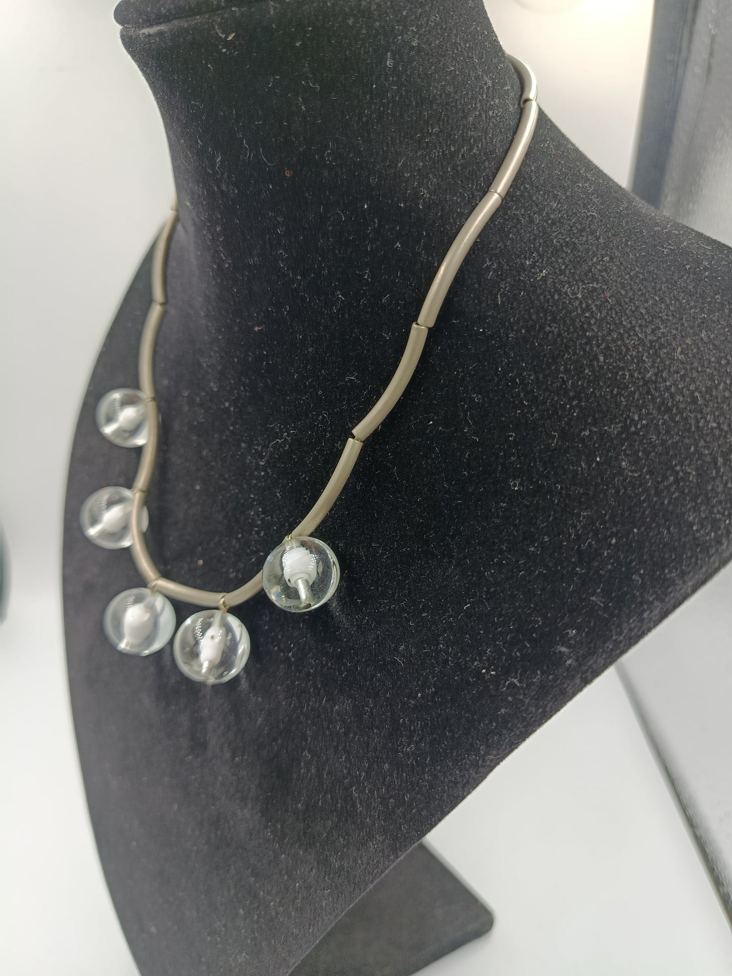 Exquisites Collier mit Murano-Glasperlen und modernem Design