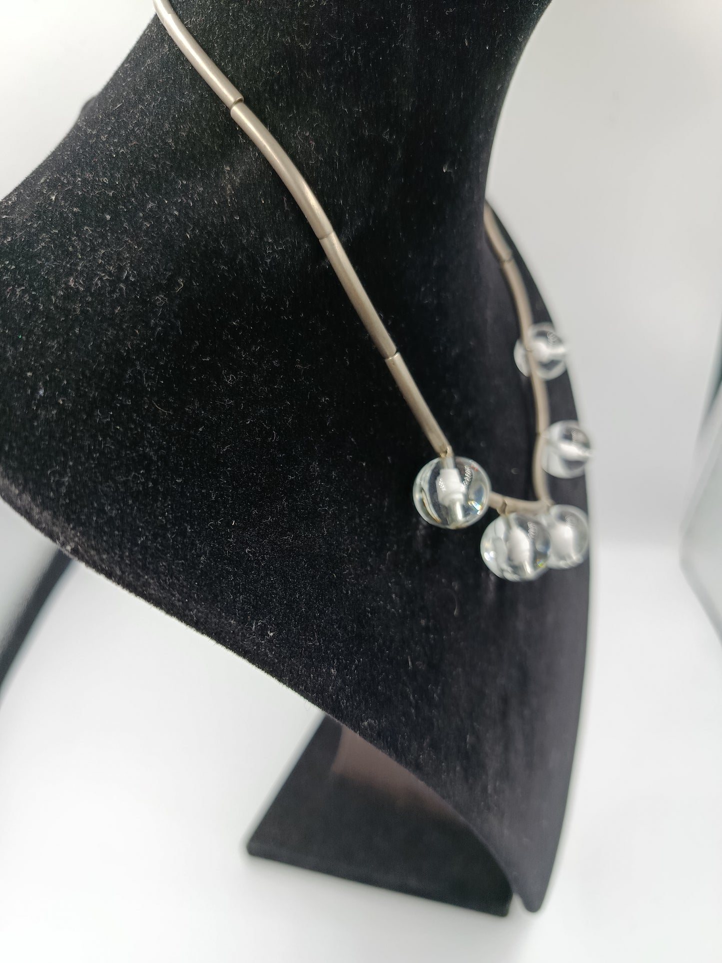 Exquisites Collier mit Murano-Glasperlen und modernem Design