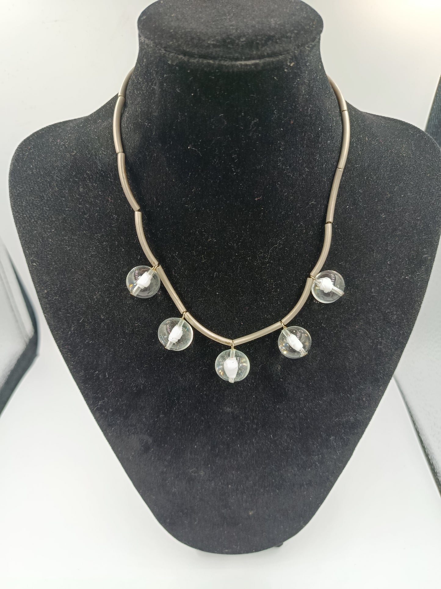 Exquisites Collier mit Murano-Glasperlen und modernem Design