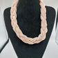 Geflochtenes Collier aus rosa Glasperlen mit goldfarbenem Verschluss