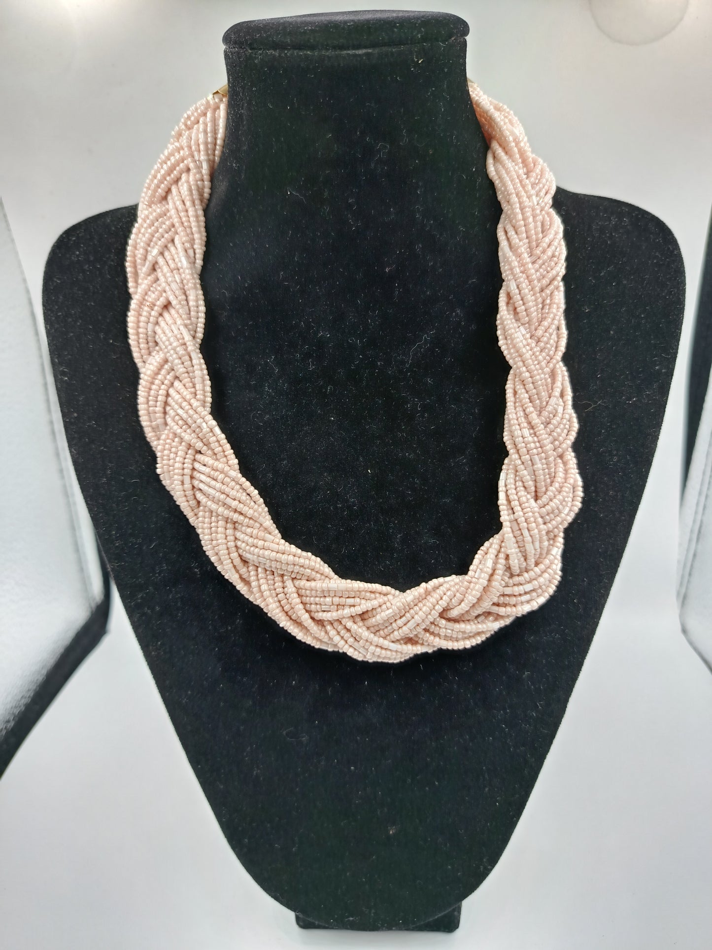 Geflochtenes Collier aus rosa Glasperlen mit goldfarbenem Verschluss