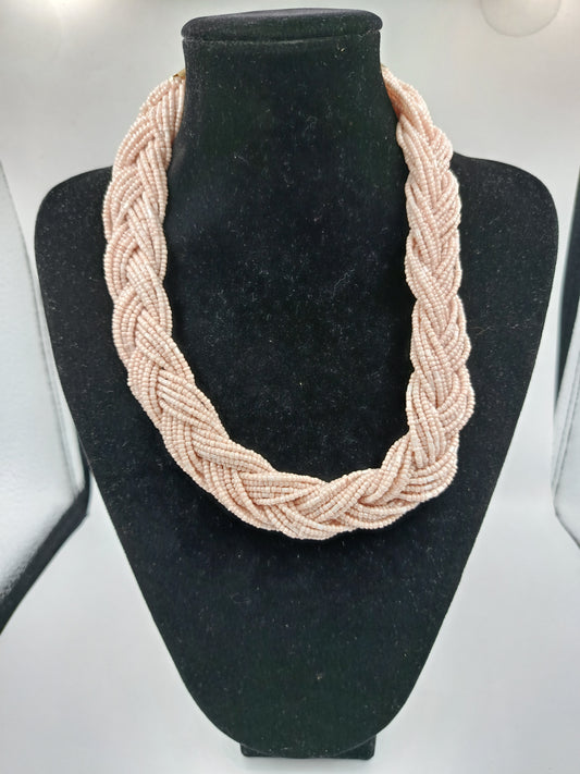 Geflochtenes Collier aus rosa Glasperlen mit goldfarbenem Verschluss