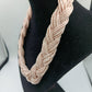Geflochtenes Collier aus rosa Glasperlen mit goldfarbenem Verschluss