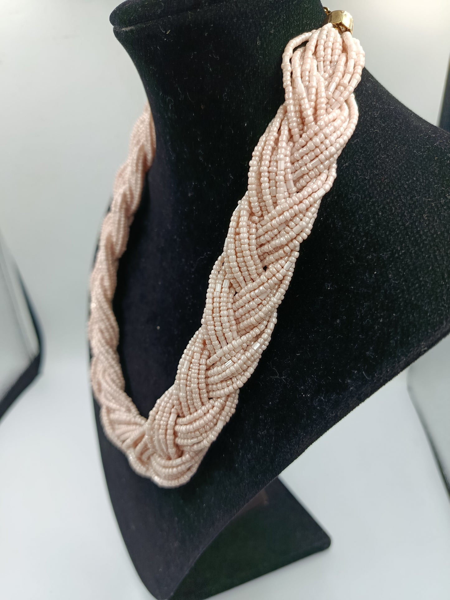 Geflochtenes Collier aus rosa Glasperlen mit goldfarbenem Verschluss