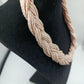 Geflochtenes Collier aus rosa Glasperlen mit goldfarbenem Verschluss