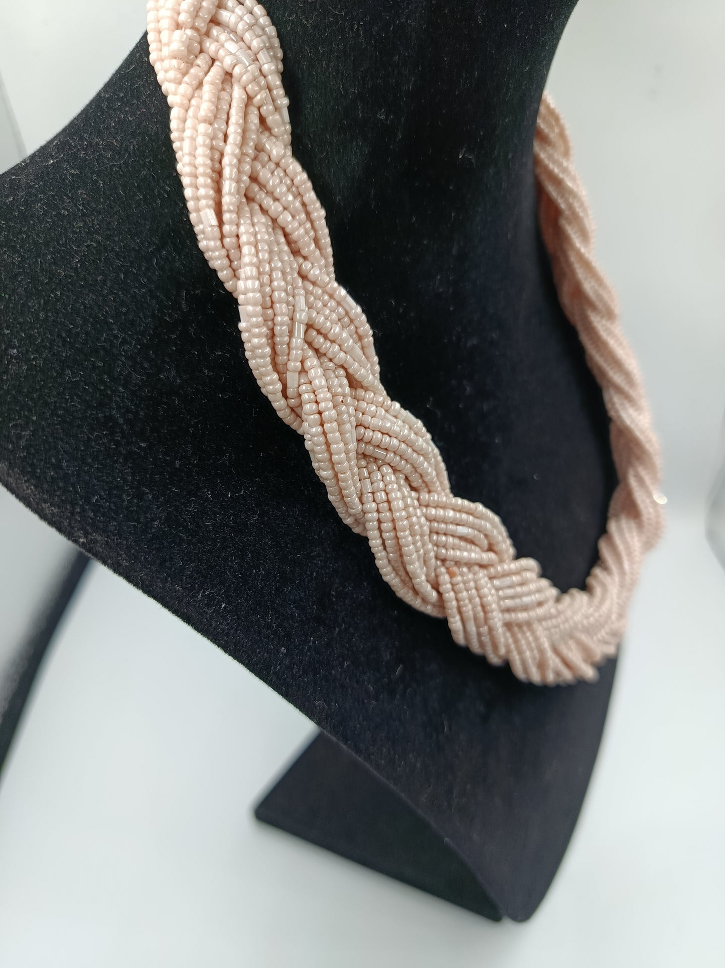 Geflochtenes Collier aus rosa Glasperlen mit goldfarbenem Verschluss