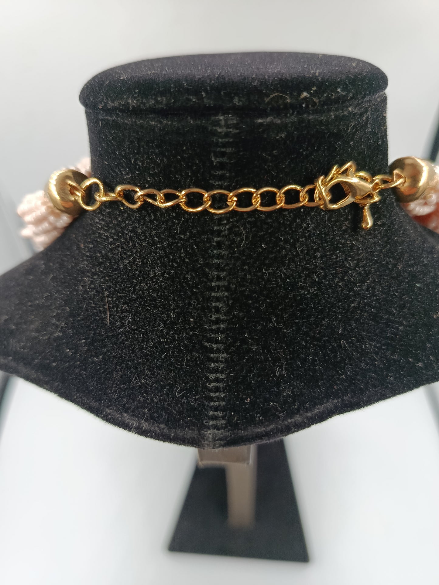 Geflochtenes Collier aus rosa Glasperlen mit goldfarbenem Verschluss