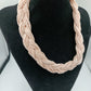 Geflochtenes Collier aus rosa Glasperlen mit goldfarbenem Verschluss