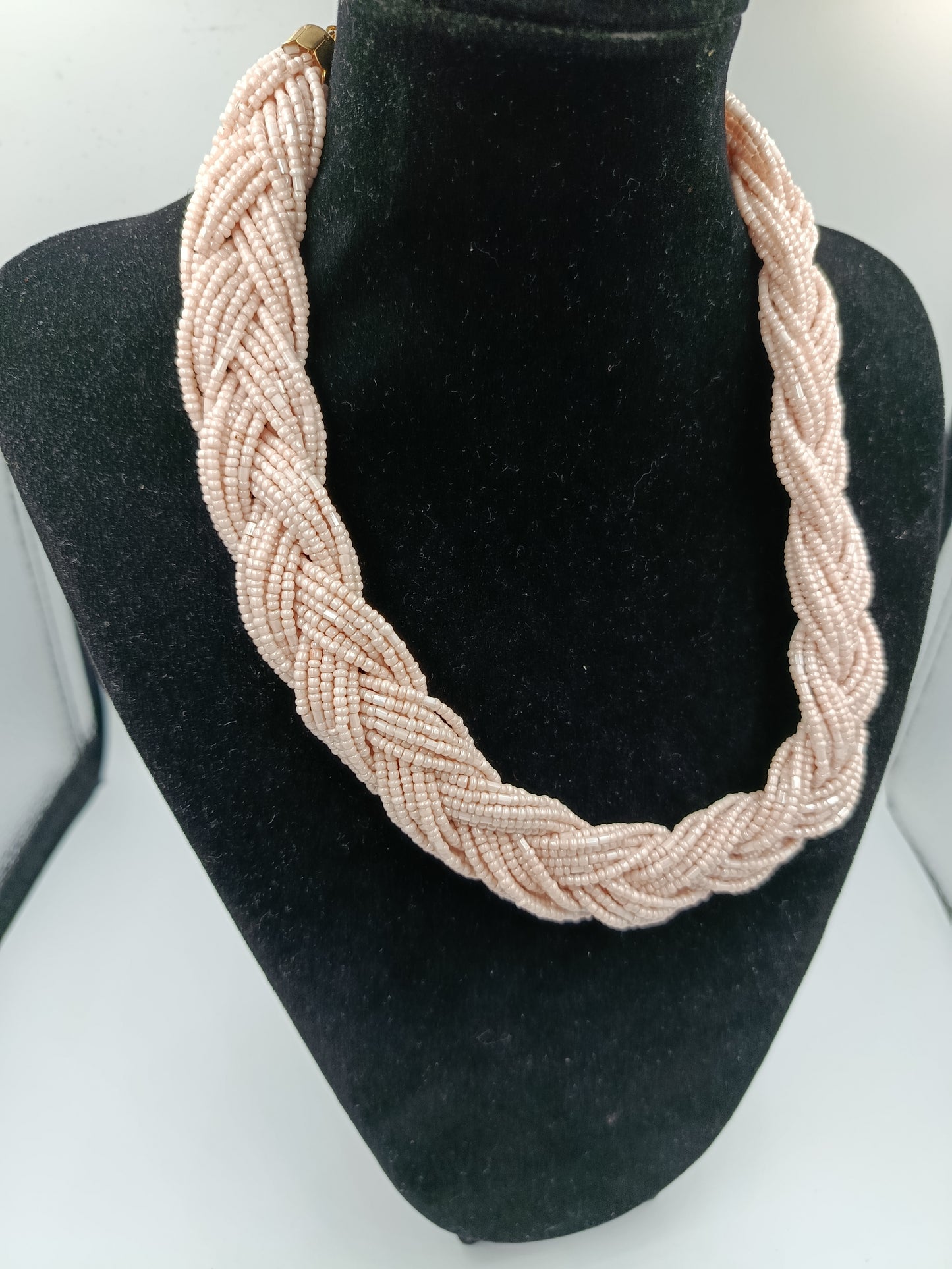 Geflochtenes Collier aus rosa Glasperlen mit goldfarbenem Verschluss