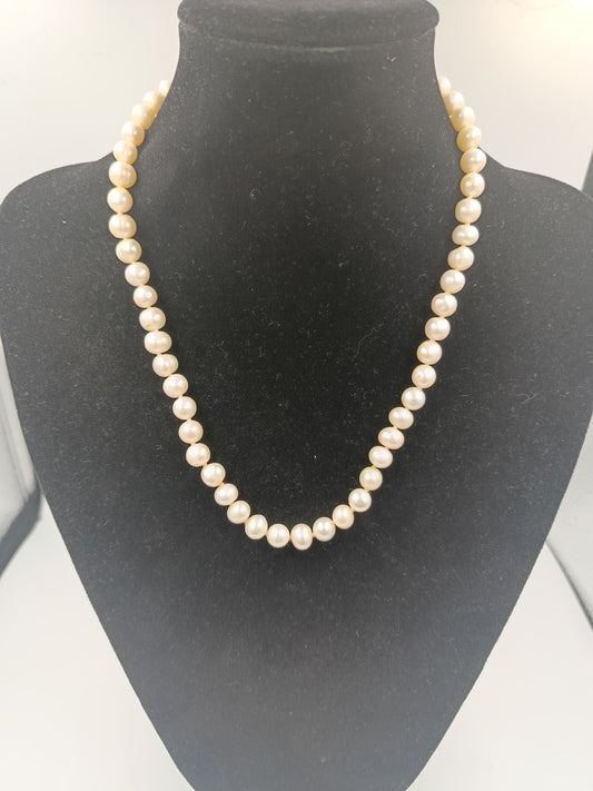 Klassisches Perlen-Collier mit silberfarbenem Verschluss